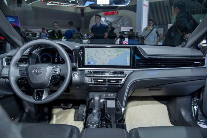 Toyota Camry 2025 với thiết kế nội thất mới nổi bật, tinh tế và hiện đại. Màn hình giải trí được bố trí độc đáo, giống hình dáng của cây đàn guitar.