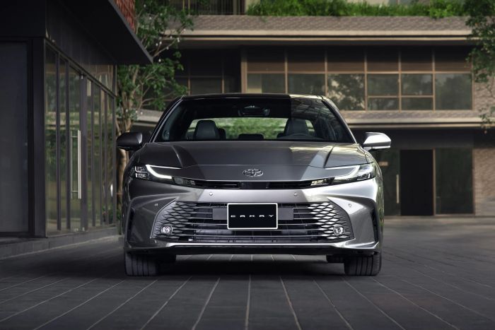 Toyota Camry 2024 hiện diện với những hình ảnh ấn tượng như chiếc sedan sang trọng và đẳng cấp.