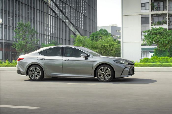 Hình ảnh Toyota Camry 2024, thể hiện rõ sự sang trọng và hiện đại của chiếc xe.