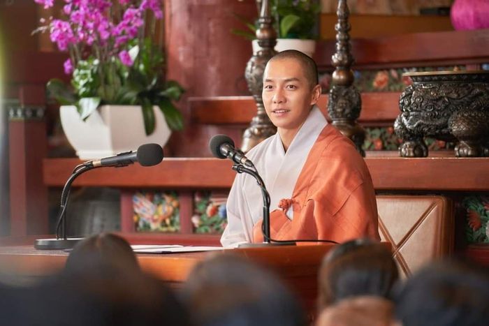 Tuy nhiên, người con trai duy nhất chỉ mong muốn từ bỏ thế giới vật chất và tìm sự giải thoát.