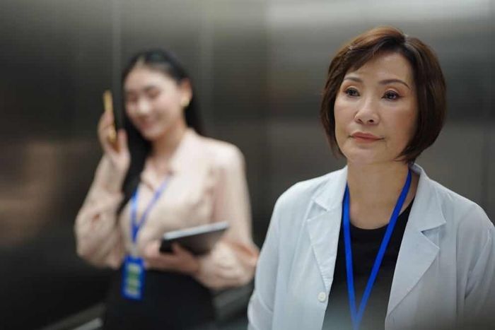 Cô Ba Kỳ là một phụ nữ thành đạt với sự nghiệp vững vàng, đã quen với cuộc sống hiện đại nơi thành phố.