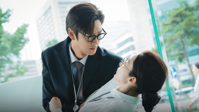 Ji Hyuk không chỉ là một trưởng phòng tận tâm mà còn là người bạn đồng hành kiên cường của Ji Won