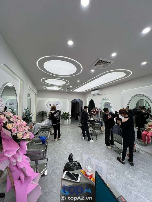 In Time Hair Salon tại TP Vĩnh Yên, một địa chỉ làm đẹp uy tín với các dịch vụ chăm sóc tóc và sắc đẹp chuyên nghiệp.