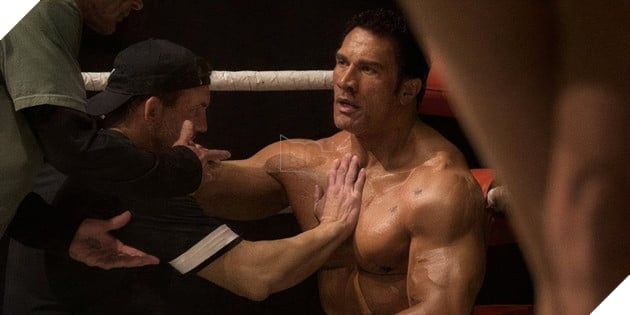 Emily Blunt tiết lộ rằng Dwayne Johnson trong bộ phim tiểu sử The Smashing Machine 2 hoàn toàn khác biệt so với những gì cô từng thấy trước đây.
