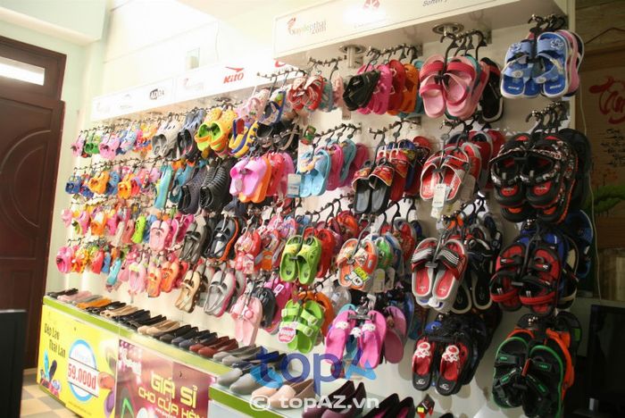 Shop Giày Dép Thái Lan Dong Dong là một cửa hàng uy tín chuyên cung cấp giày trẻ em tại Dĩ An.