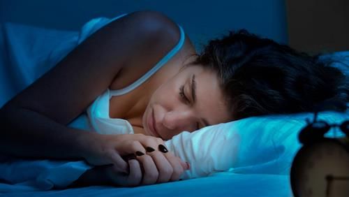 Không nên ngủ với lưng quay vào cửa sổ, vì cửa sổ thường thiếu sự bảo vệ, điều này có thể khiến cảm giác an toàn trong tình cảm bị suy giảm, gây mâu thuẫn trong các mối quan hệ.