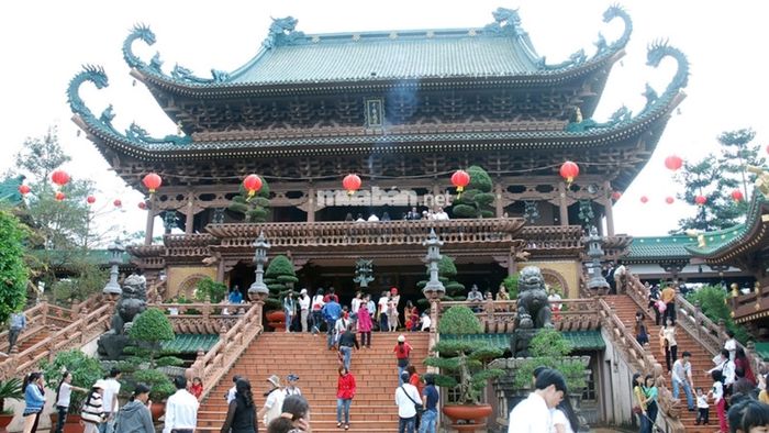 Một trong những phương pháp hóa giải hiệu quả nhất là đi chùa cầu an