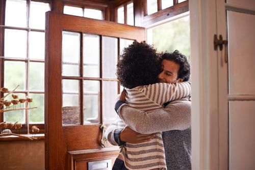 Với tính cách vui vẻ và cởi mở, Nhân Mã luôn tạo ra một bầu không khí dễ chịu xung quanh mình. Họ luôn làm cho bạn cảm thấy cuộc sống thật đáng sống, nhưng đôi khi, bạn lại không thể tránh khỏi cảm giác lo lắng rằng liệu họ có đang nhớ bạn hay không.