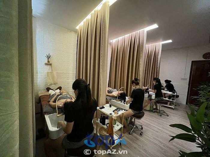 Lucy Spa tại Châu Đốc mang đến dịch vụ gội đầu dưỡng sinh Trung Hoa, giúp tóc sạch sẽ và cơ thể thư giãn, năng động. Đây là liệu trình lý tưởng để xóa bỏ căng thẳng và phục hồi sức khỏe sau những giờ làm việc mệt mỏi.