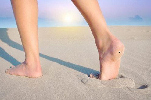 Nếu bạn có nốt ruồi dưới gót chân, đặc biệt là nốt ruồi đen, cuộc sống có thể sẽ gặp phải nhiều phiền toái. Bạn sẽ luôn làm việc hết mình nhưng kết quả lại không như mong đợi, và khó được người khác công nhận. Mối quan hệ tình cảm cũng không thuận lợi, dù bạn cố gắng cũng chỉ thu được ít thành quả. Đối với phụ nữ, lựa chọn màu sơn móng chân hợp với bản mệnh có thể cải thiện vận mệnh, còn nam giới có thể xem xét việc xóa nốt ruồi để giúp vận số tốt hơn. Nếu bạn thường xuyên mang tất, ảnh hưởng của nốt ruồi này sẽ giảm bớt đi đáng kể.