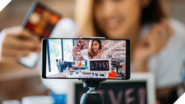 Chàng trai tức giận khi chi hàng trăm triệu đồng cho cuộc hẹn qua livestream nhưng chỉ nhận lại sự thất vọng từ cô gái.