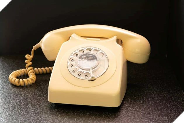  có tổng đài riêng và khả năng nhắn tin qua WhatsApp.