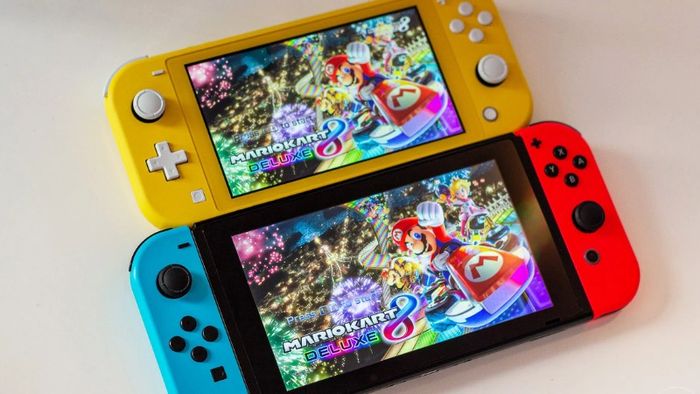 Ngoài bản Nintendo Switch gốc, game thủ cũng có thể lựa chọn Switch Lite với mức giá thấp hơn, hoặc Switch OLED cao cấp với mức giá 350 USD, mang lại trải nghiệm hình ảnh và âm thanh vượt trội, đáp ứng nhu cầu đa dạng của người dùng.