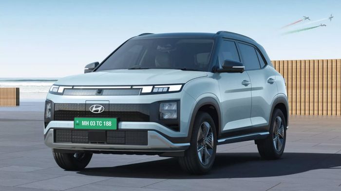 Hyundai Creta Electric có thiết kế phần đầu xe mới mẻ với lưới tản nhiệt chia đôi, họa tiết pixel nổi bật và cản dưới với các cánh gió khí động học được tích hợp. Cản sau cũng có họa tiết pixel đặc trưng, tạo điểm nhấn cho xe.