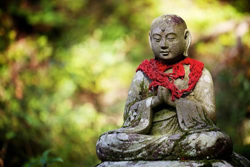 Lòng tốt chân chính không chỉ là sự từ bi mà còn đòi hỏi một sự hiểu biết sâu sắc và nguyên tắc rõ ràng. Trí tuệ giúp chúng ta đánh giá đúng bản chất mọi việc và quyết định những hành động có lợi nhất, trong khi nguyên tắc đảm bảo rằng hành động của chúng ta không lệch hướng.