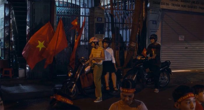Bối cảnh hiện đại đóng vai trò quan trọng trong việc hình thành cốt truyện của phim