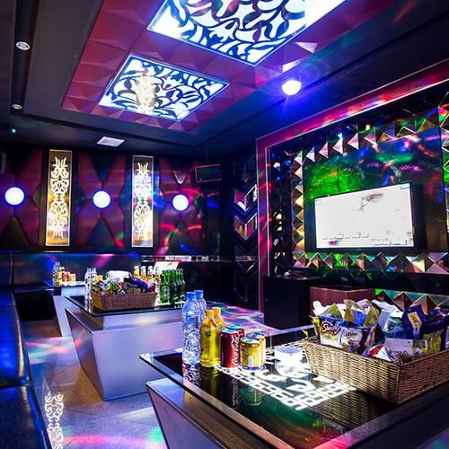 Không nên hẹn hò ở quán karaoke