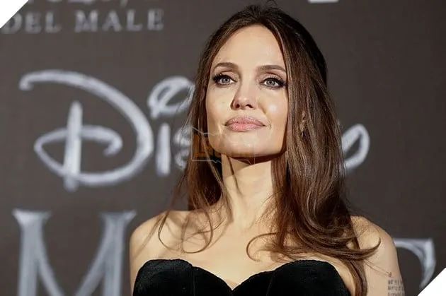 Angelina Jolie bắt đầu một hành trình mới sau khi hoàn thành thủ tục ly hôn với Brad Pitt.