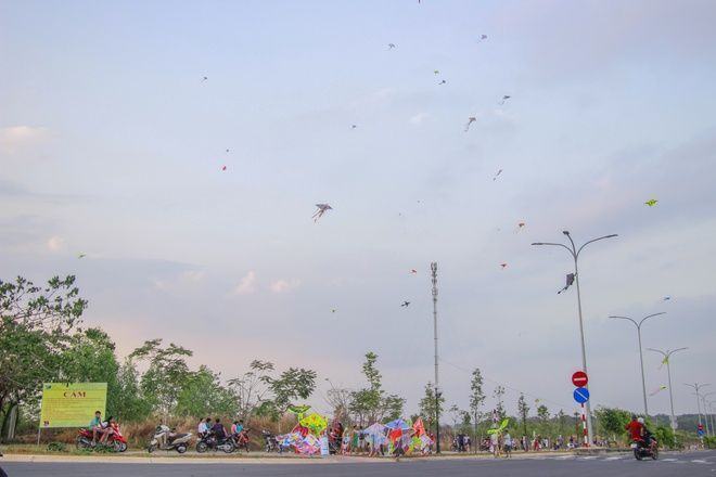 Hình ảnh bãi diều Hồ Đá – Làng Đại Học Quốc Gia – Thủ Đức
