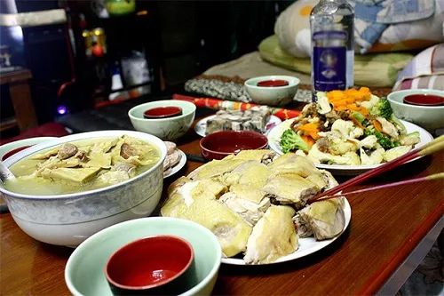 Ý nghĩa của ngày giỗ ở Việt Nam không chỉ đơn thuần là nghi thức tôn vinh tổ tiên, mà còn là dịp để các thế hệ con cháu gắn kết, tri ân những người đã khuất.