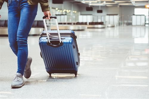 Cầm vali rỗng đi ra ngoài vào đêm giao thừa