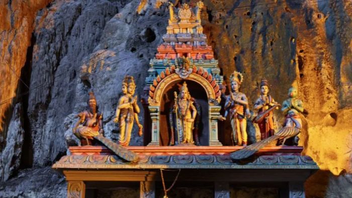 Bên trong Hang Ramayana, bạn sẽ khám phá một ngôi đền linh thiêng, là nơi thờ phụng và cầu nguyện của tín đồ. Được thiết kế với không gian trang nghiêm, đền thờ này mang đến cảm giác yên bình và thánh thiện, thu hút du khách bởi vẻ đẹp tôn kính của nó.