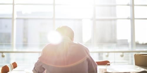 Các chòm sao nam thường che giấu một phần bản thân, không để lộ hết mọi suy nghĩ và cảm xúc, tạo nên một lớp vỏ ngoài kín đáo và khó đoán.