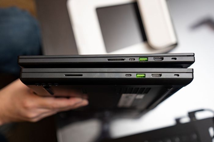Razer Blade 16 2025 (trên) có độ dày mỏng hơn so với model 2024 (dưới).