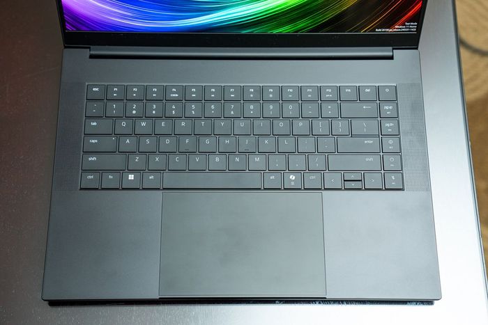 Razer Blade 16 2025 mang đến trải nghiệm gõ phím tốt hơn nhờ hành trình phím dài hơn so với trước.