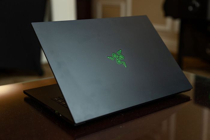 Mặt sau của Razer Blade 16 2025 được thiết kế đầy ấn tượng.