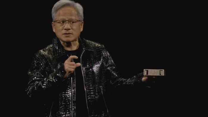 Jensen Huang, CEO của NVIDIA, đang cầm trên tay chiếc máy tính Project Digits trong buổi họp báo tại CES 2025 của công ty.