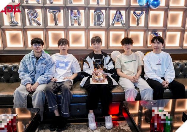 cvMax tiếp tục gây hoài nghi trong cộng đồng LMHT khi được JDG chọn làm HLV Trưởng của đội.