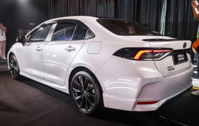 2025_Toyota_Corolla_GRS_2_mau.jpg