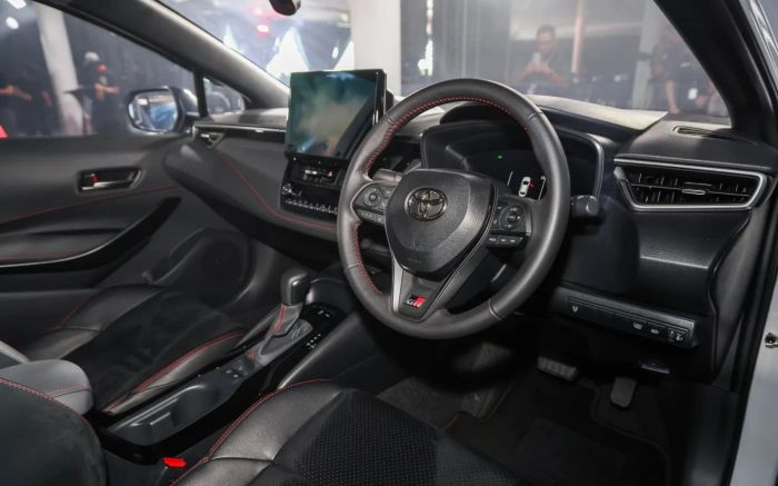 2025_Toyota_Corolla_GRS_5_mau.jpg