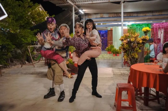 Bộ Tứ Báo Thủ là một tác phẩm hài Tết 2025, đánh dấu sự tiếp nối thành công của Trấn Thành.