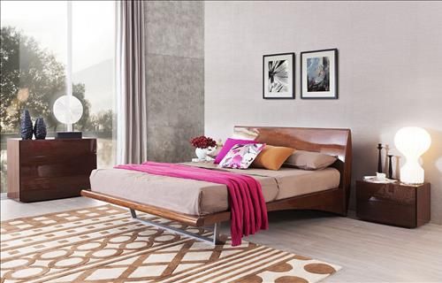 Vị trí kê giường ngủ theo phong thủy có ảnh hưởng lớn đến sức khỏe và tài lộc của gia chủ. Cần tránh kê giường ở giữa phòng hoặc gần cửa sổ, cửa ra vào, và luôn đảm bảo đầu giường được tựa vào tường vững chãi.
