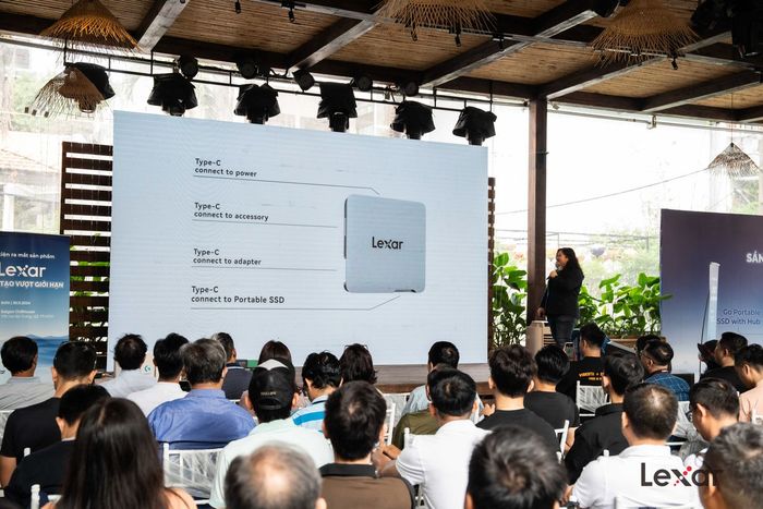 Hub tích hợp 4 cổng USB-C tiện lợi cho mọi kết nối