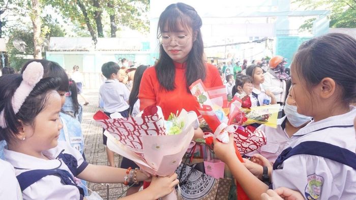 Một bài thơ ngắn gọn chỉ 4 câu, nói về biển tri thức mênh mông vô tận mà thầy cô mang đến cho học trò.