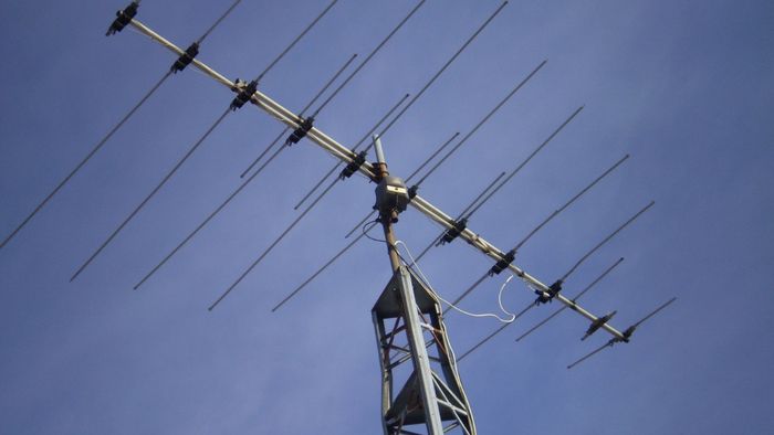 Ứng dụng tần số trong truyền thông có thể kể đến như việc sử dụng sóng radio hay sóng truyền hình. Các công nghệ này đều hoạt động trên những dải tần số riêng biệt để tối ưu hóa việc truyền tải và giảm thiểu sự can thiệp giữa các hệ thống.
