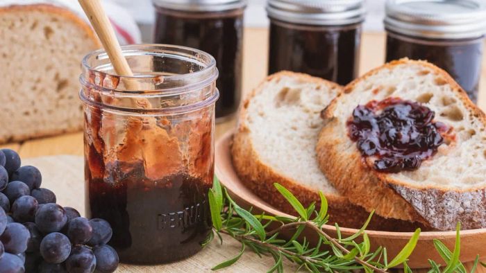 Mứt nho ăn bánh mì hoàn chỉnh, sánh mịn và thơm ngon