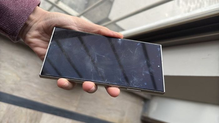 Rất nhiều người dùng Galaxy S24 Ultra đang phàn nàn về sự cố lớp phủ chống chói màn hình