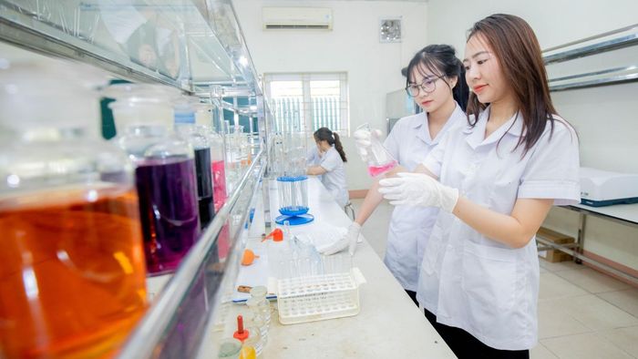 Học Dược ra làm gì: Các trường đào tạo ngành Dược