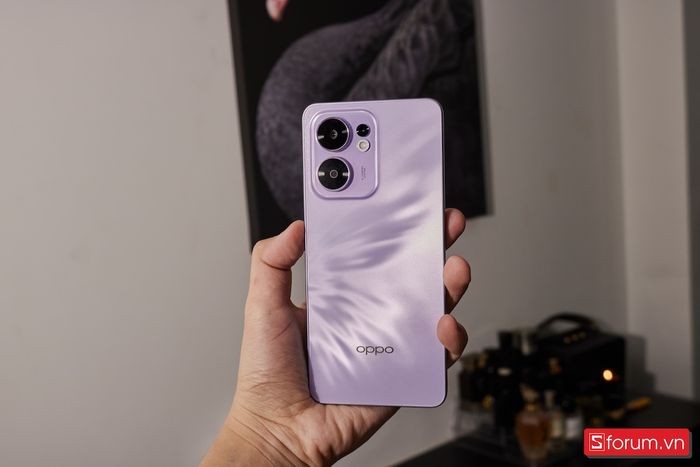 OPPO Reno13 F 5G được trang bị hệ thống camera 50MP + 8MP + 2MP