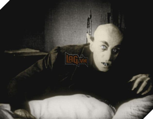 Đạo diễn phim Nosferatu lý giải nguyên nhân nhân vật bá tước ma cà rồng Orlok hút máu từ ngực 3