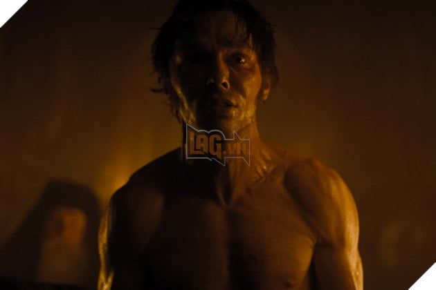 Đạo diễn Nosferatu giải thích lý do nhân vật bá tước ma cà rồng Orlok hút máu từ ngực