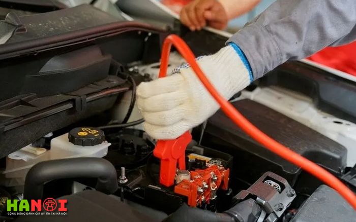 Tại cửa hàng Ắc quy Chuẩn, chúng tôi cung cấp các sản phẩm ắc quy chất lượng cao từ các thương hiệu nổi tiếng quốc tế như Hàn Quốc, Nhật Bản và Đức. Mỗi sản phẩm khi nhập về đều có giấy chứng nhận chính hãng, giúp bạn yên tâm khi sử dụng. Với giờ mở cửa dài từ 6h30 sáng đến 10h tối, bạn có thể dễ dàng ghé qua bất cứ lúc nào.