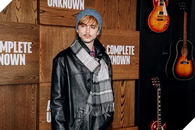 Timothée Chalamet đã gây ấn tượng mạnh khi tái hiện phong cách độc đáo của huyền thoại Bob Dylan.