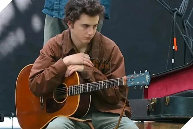 Timothée Chalamet Gây Sốt Khi Mô Phỏng Phong Cách Huyền Thoại Bob Dylan