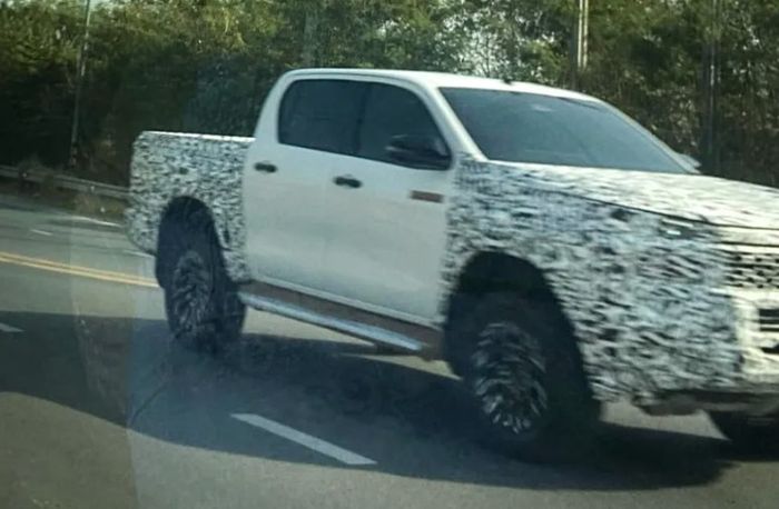 Toyota Hilux mới 2.jpg