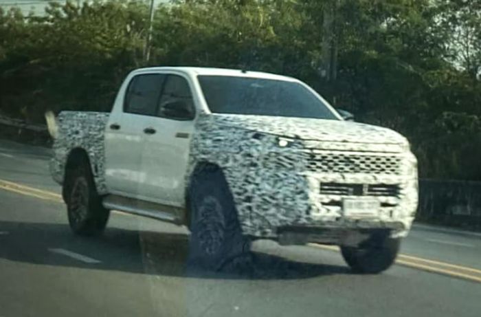 Toyota Hilux mới.jpg